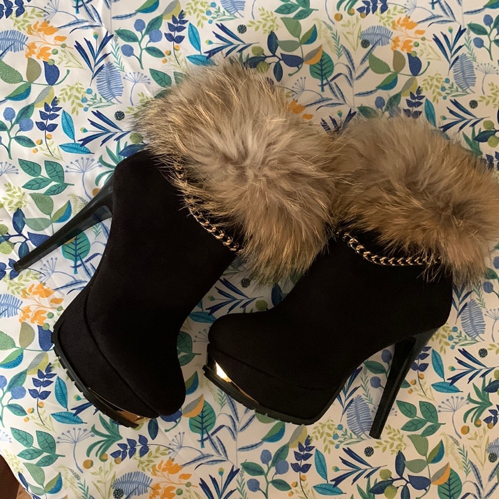 BE BE TONI BRAND || BLK SUEDE FAUX FUR CHAIN HEELS